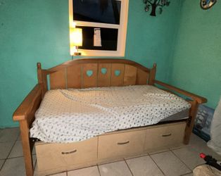 Wood / Twin Bed