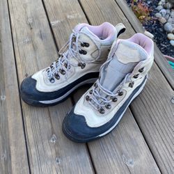 CABELA’S 9.5 Women’s Hiking Boots