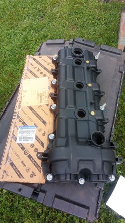 New oem valve cover Chrysler Dodge 3.6 300 charger caravan
