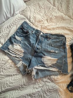 ✨ Levi’s 501 Distressed Denim Shorts – Button Fly