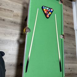 Mini pool table