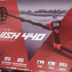 Vanquish 440 Metal Detector Brand New 