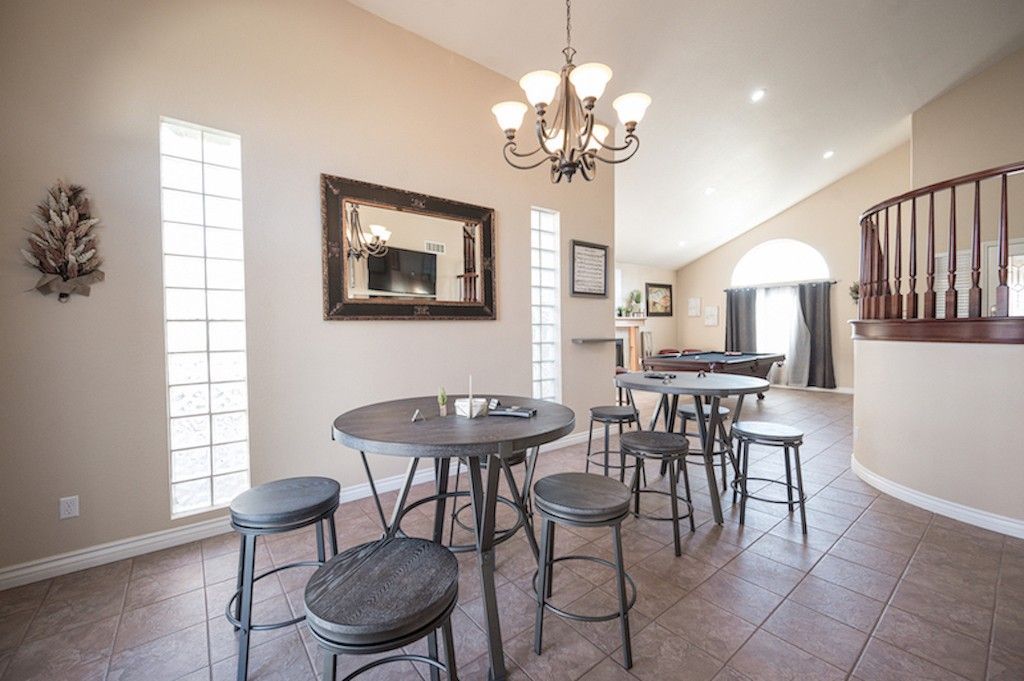Estate Sale - Round Table And Stools