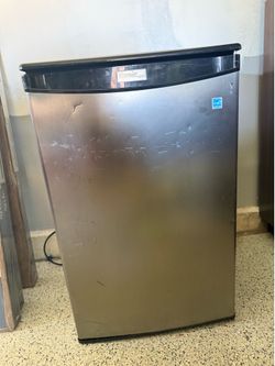 danby compact 4.4 fridge in stainless steel