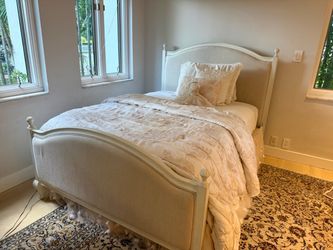 Pottery Barn girl bed with trundle extra bed under great condition! Cama