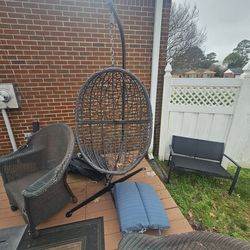 2 Egg chairs with stands