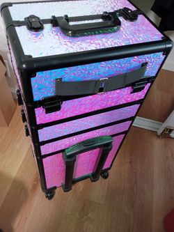 BIG MAKE UP ORGANIZER HAS WHEELS
