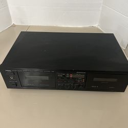 Vintage Yamaha  kX-W332 Dolby Noise Reduction Stereo double Cassette Deck. Used in good condition with some cosmetic blemishes associated with daily u