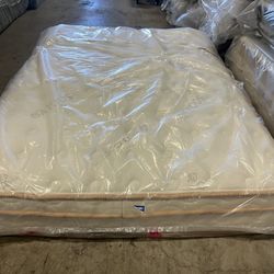 ✨Full Mattress Saatva Classic Firm ✨