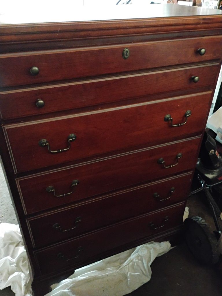 Dresser 5 Drawer Basset Very Nice In Excellent Condition