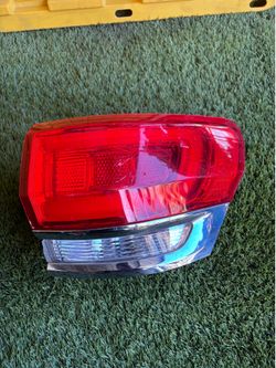 2015 Jeep Grand Cherokee Passenger/ Right Side Tail light