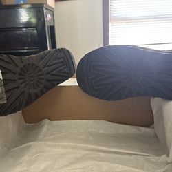 Brand new size 6 sticker still on bottom uggs womens