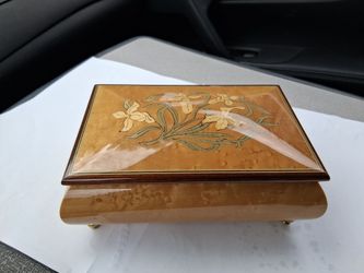 Vintage Reuge Romance Swiss Movement Inlaid Wood Floral Music Box Made in Italy...BEAUTIFUL CONDITION!...asking $40.00