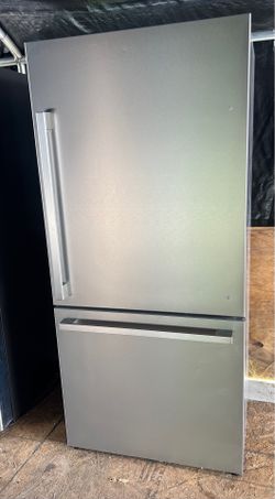 31W” 69H” Hisense counter depth refrigerator: todo le funciona perfecto