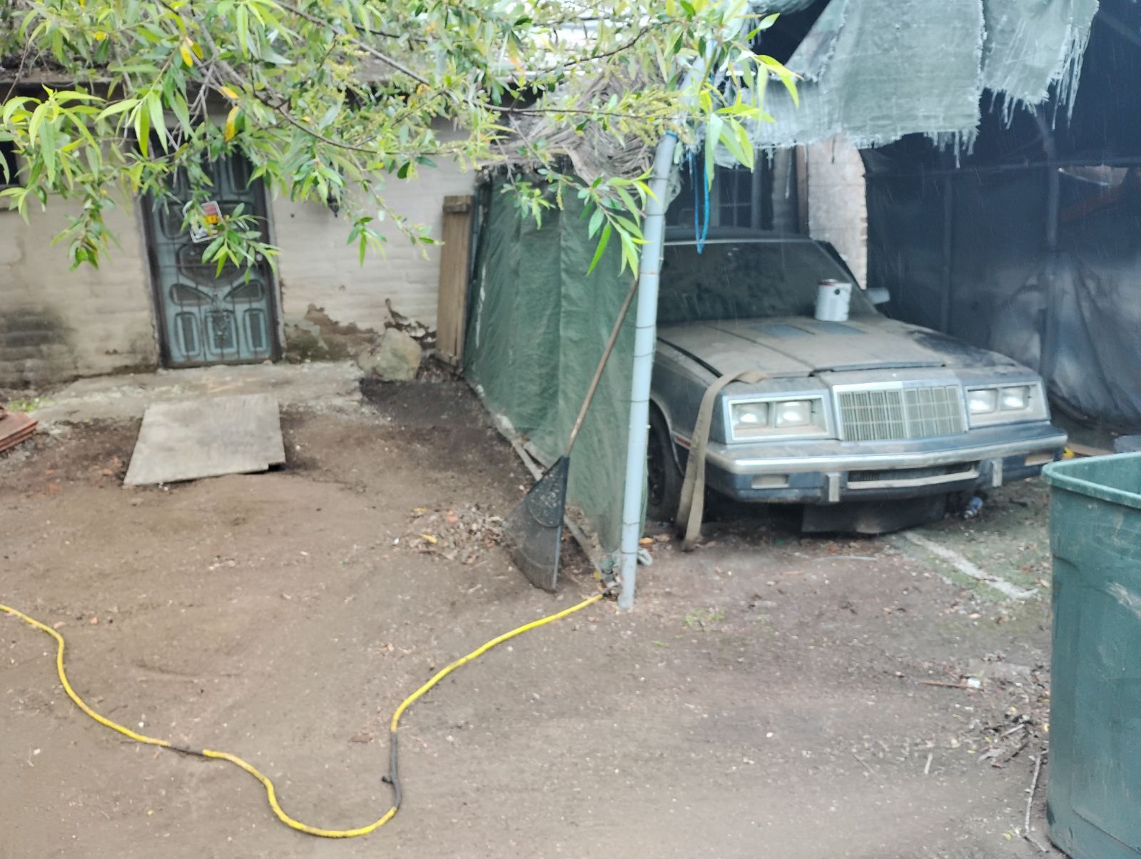 Carport Kwanza Hut