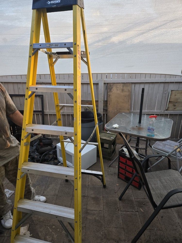 HUSKY 7 FOOT FOLDING LADDER