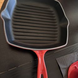 Le Creuset 26cm Cast iron  Skillet - Used Once