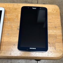 2 Samsung tablets 1 inview  1 le pan