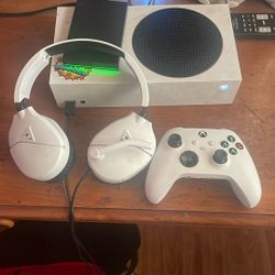 Xbox  Comes With A Monder And Headset And 1 Terbit