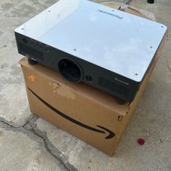 Projector Panasonic + Lens
