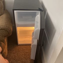 Mini fridge 