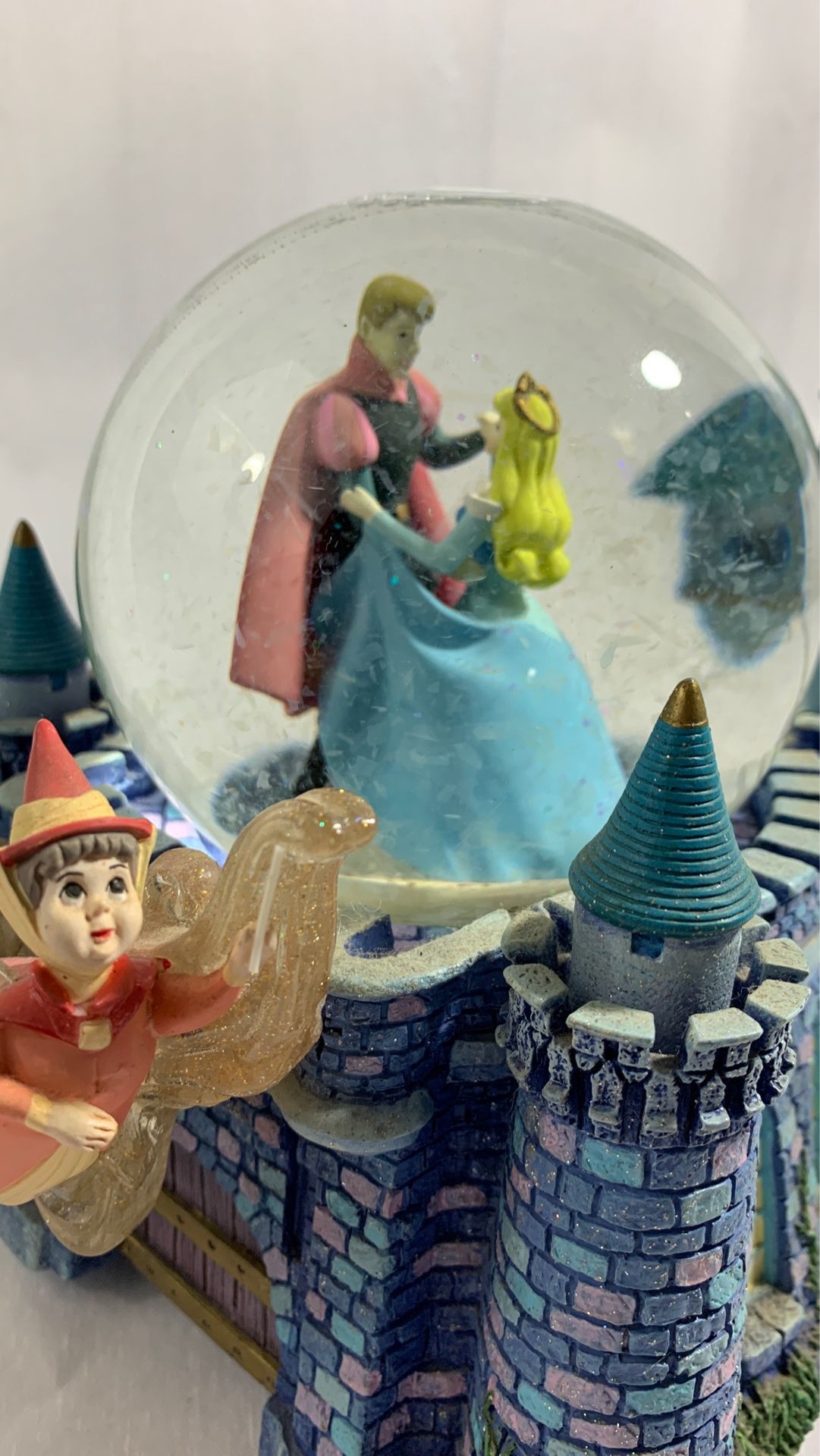 DISNEY Musical Snow Globe Cinderella "Once Upon The Dream" Castle