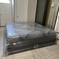 KING SIZE BED (mattress & Boxspring) I CAN DELIVER 