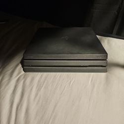 PS4 Pro 1TB + 2 Controllers 