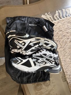 White/black Balenciagas runners