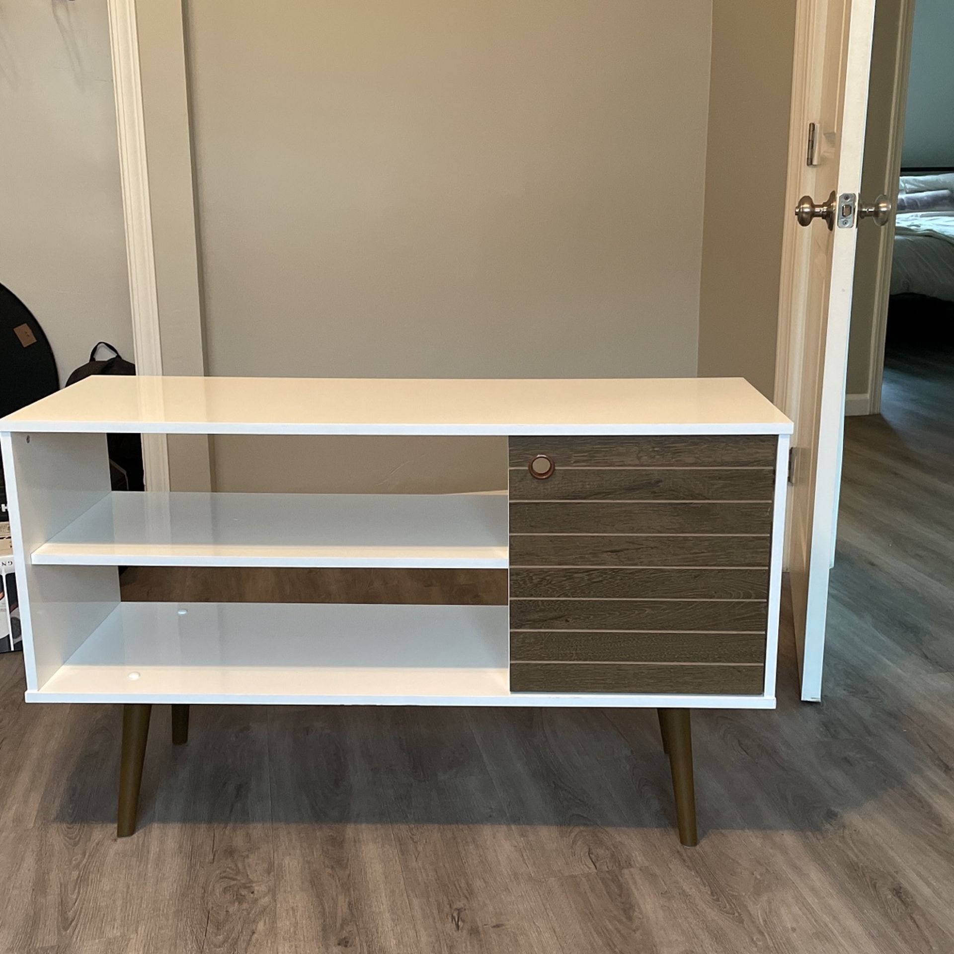 ***WAYFAIR WHITE TV STAND***