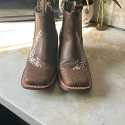 Beautiful low-cut leather boots