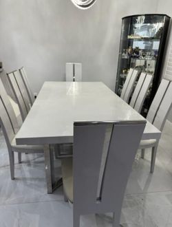 Beautiful Modern Luxury Croco Textured Dining Table With Extensions & 8 Chairs - White High Gloss Crocodile