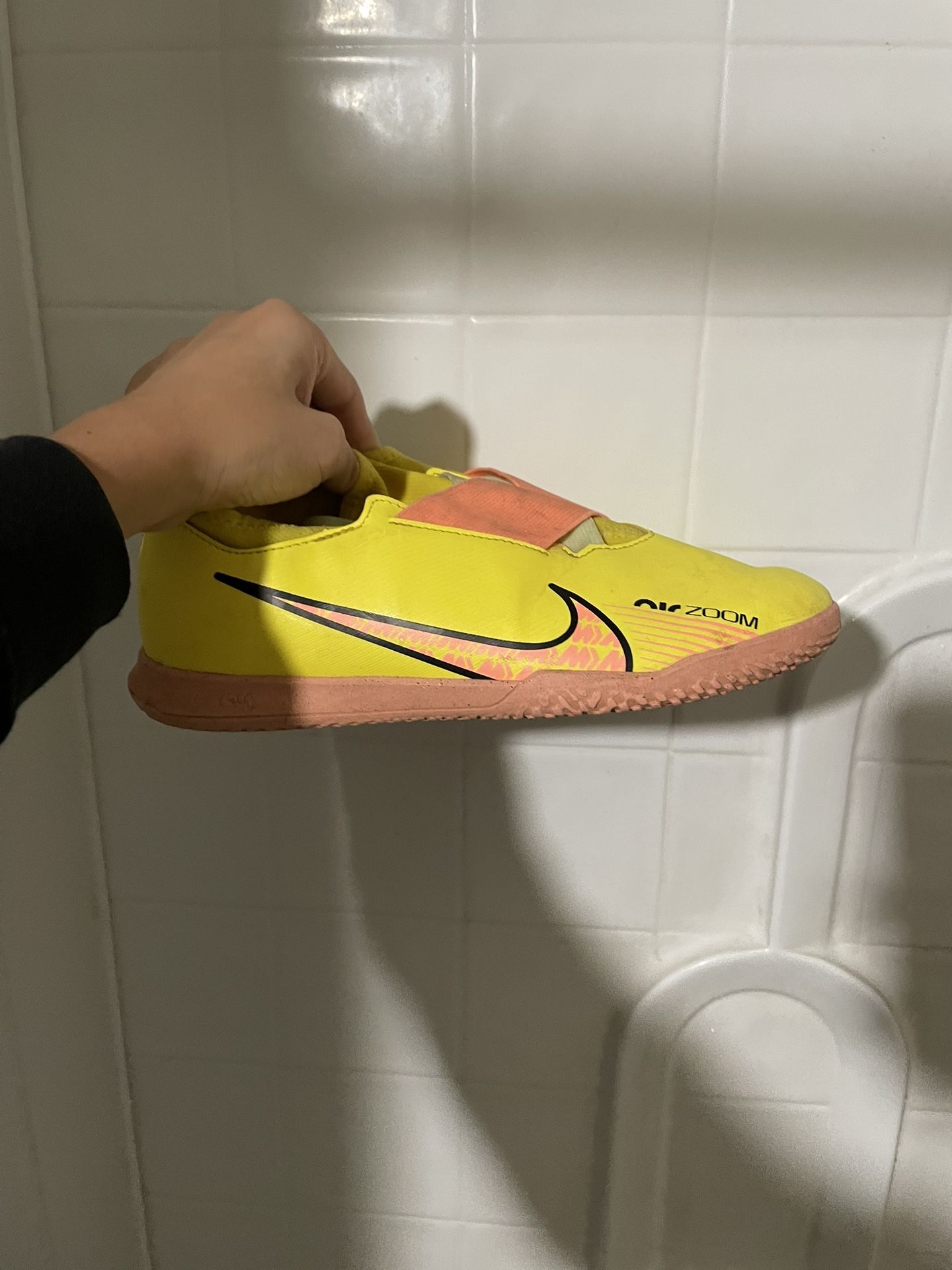 indoor soccer shoes (size 6)