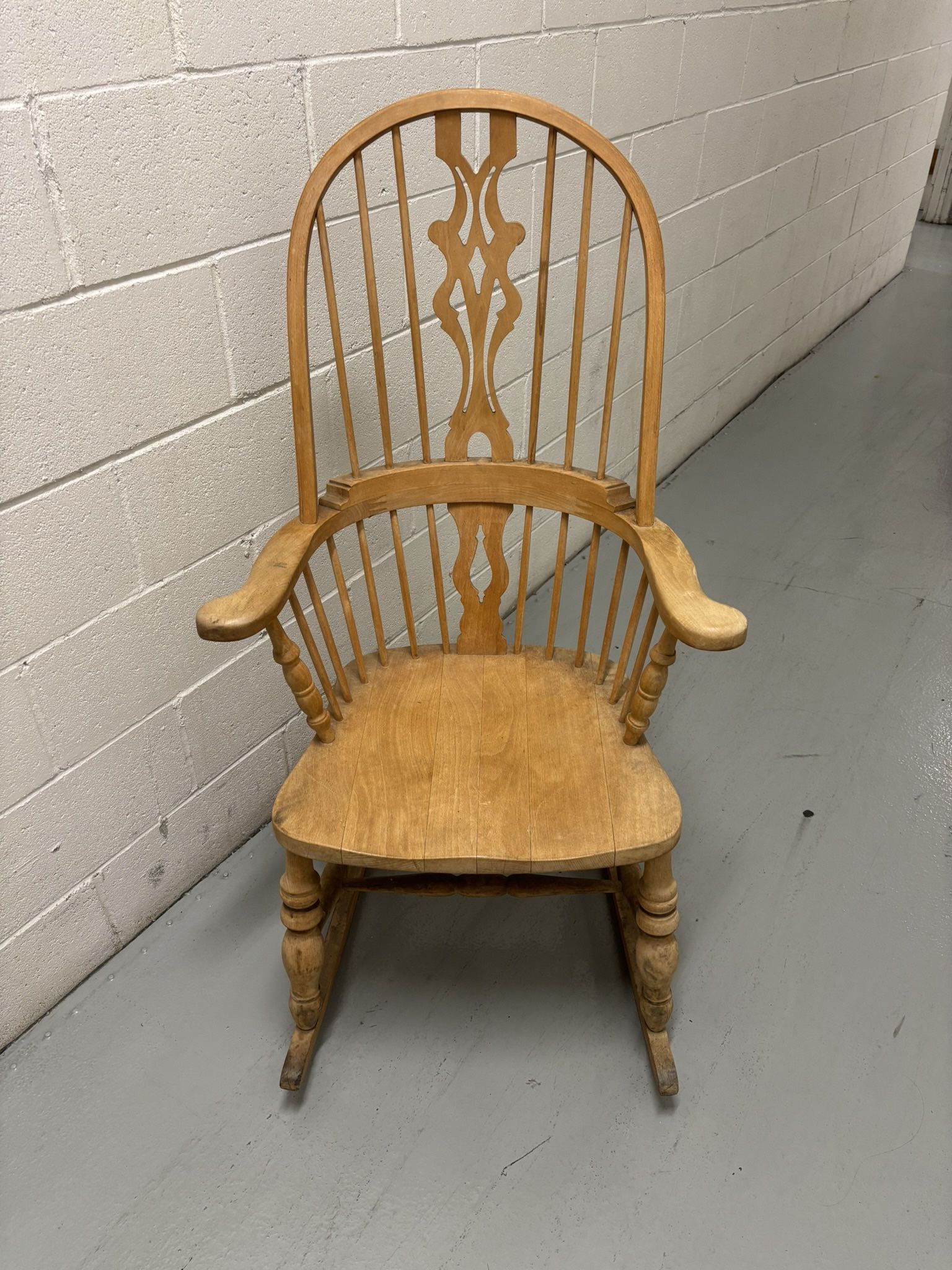vintage Windsor fiddle-back rocking chair