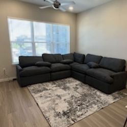 Living Spaces Jolene Sectional With Two End Recliners. 