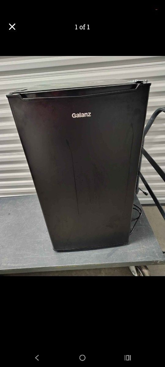 Galanz 2.5 Cu ft One Door Fridge, Black Estar, New