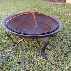 Fire pit with Cover. Excellent Condition 