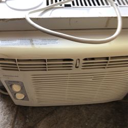 FRIGIDAIRE 5000 BTU PORTABLE AIR CONDITIONER WINDOW UNIT 