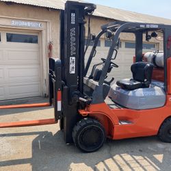 Toyota Forklift. (Read Listing)