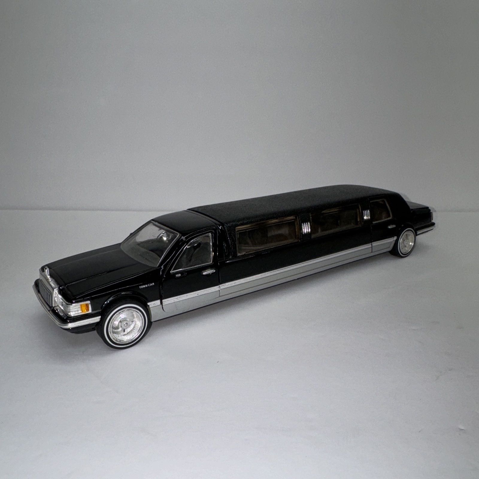 Sunnyside Ltd 1:24 Die-Cast 1996 Ford Lincoln Limousine Town Car
