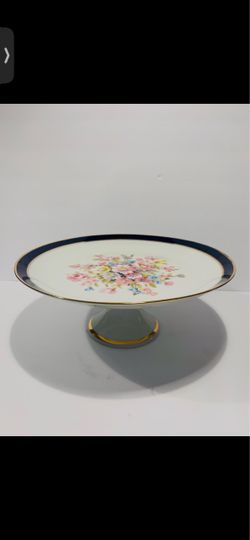 Vintage Bavaria Germany Hand Painted Floral Porcelain Pedestal Cake Stand 11.5” diameter and 4.5” tall. Beautiful and very elegant cake stand made in 