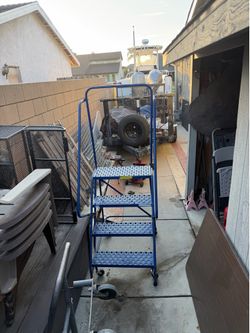 Mobile stand ladder