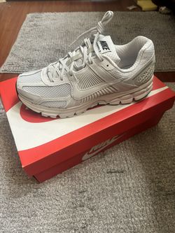 Women’s Nike Zoom Vomero 5 Size 9.5
