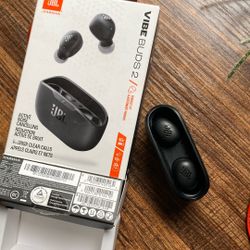JBL noise cancelling Bluetooth earbuds