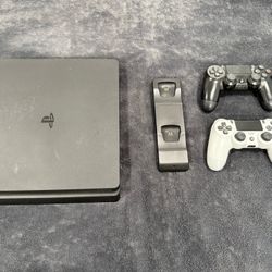 PS4 Slim + 2 controllers 