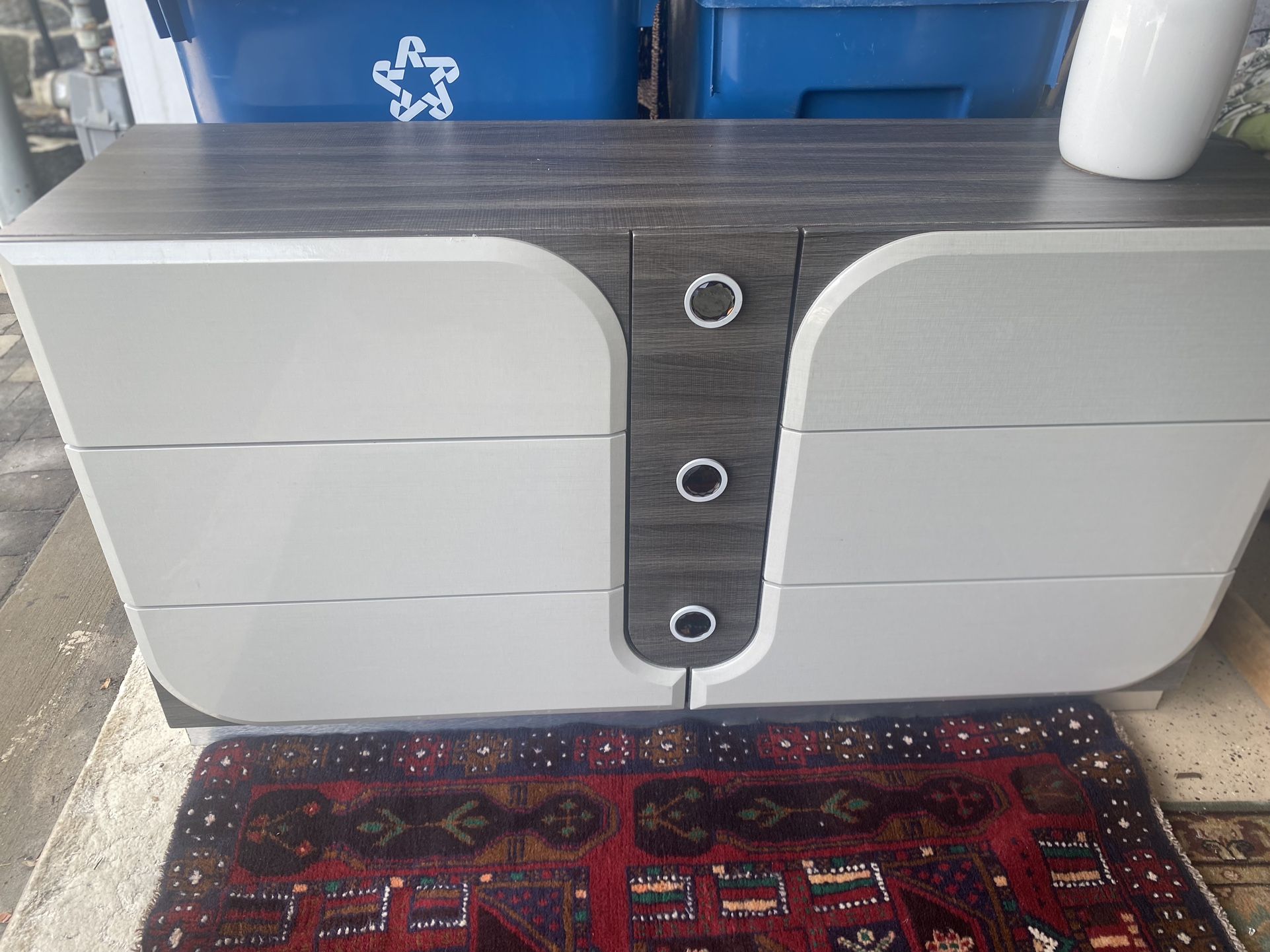 Dresser. Modern 150$ (online 700$-2000) Lamp 25 Mirror Chest 50$ Oriental Rug $120