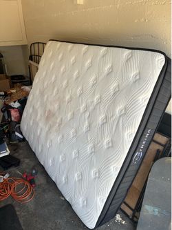 Cryrenia Queen Mattress