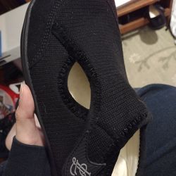 LeIsfIt adjustable diabetic slippers designed for wide, swollen, or arthritic feet