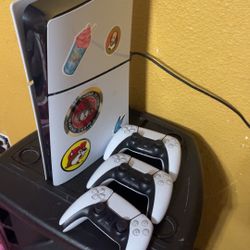 Ps5 Slim (comes with 3 Controllers)