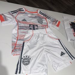 Toddler uniform size 18  Bayern Munich 2-4 years old
